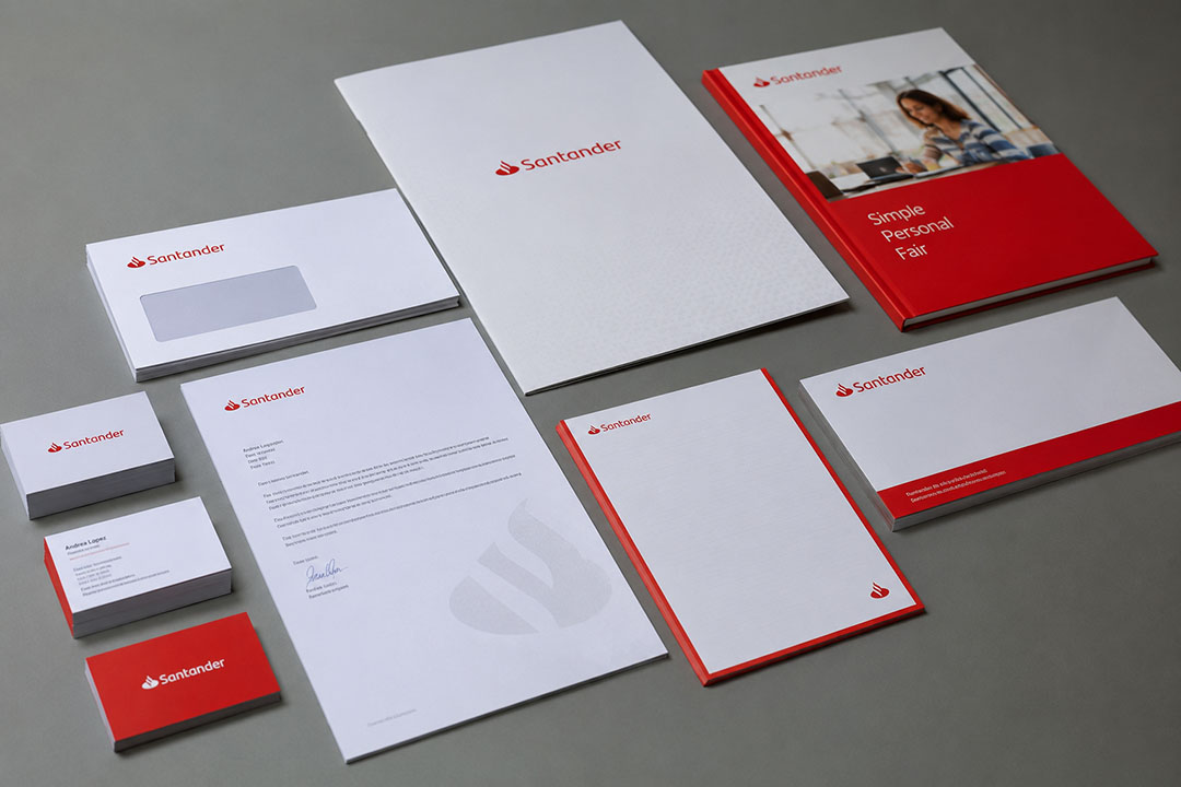 Zakelijk drukwerk met brochures, visitekaartjes, briefpapier en enveloppen